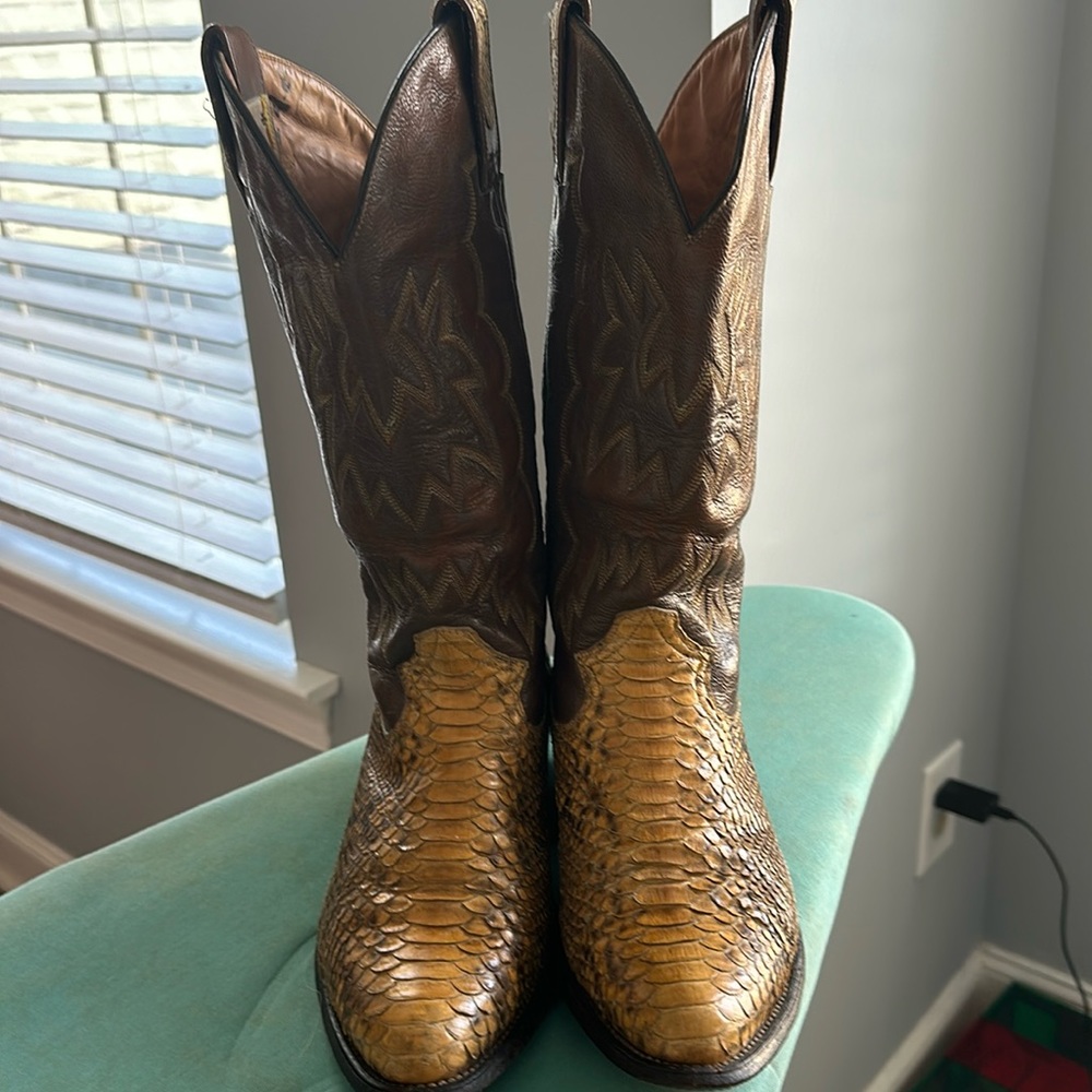 Men’s boots use normally size 8 in Mexico 10 in usa they look nice.